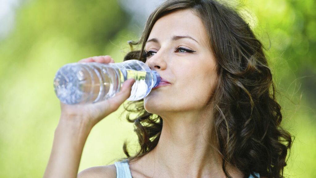 Chica bebiendo agua